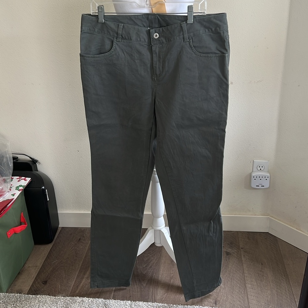 Women’s Columbia Sportswear 12 olive green khaki chino pants. Tapered ankle